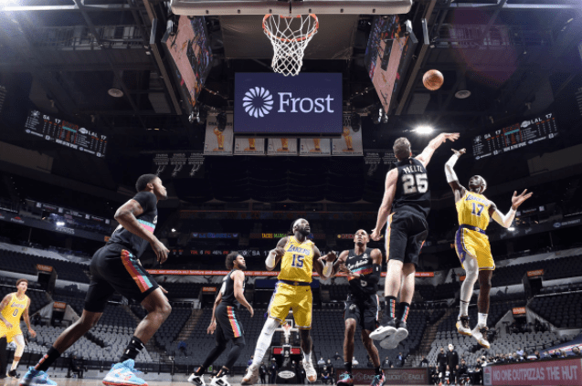  东契奇末节独揽十八分独行侠险胜快船迎五连胜